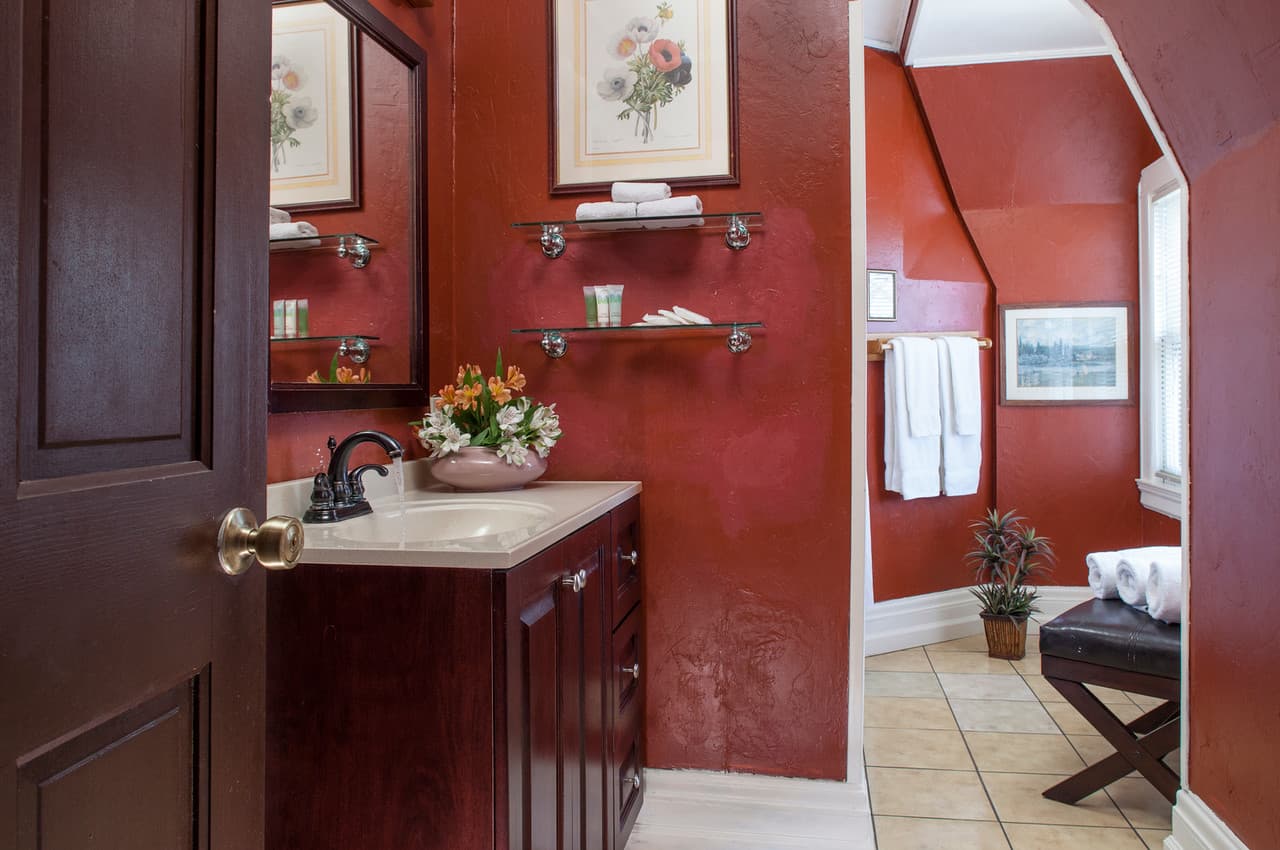 Bronze room bathroom